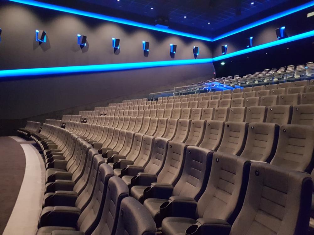 montaža stolica za kino u Cineplexx IMAX