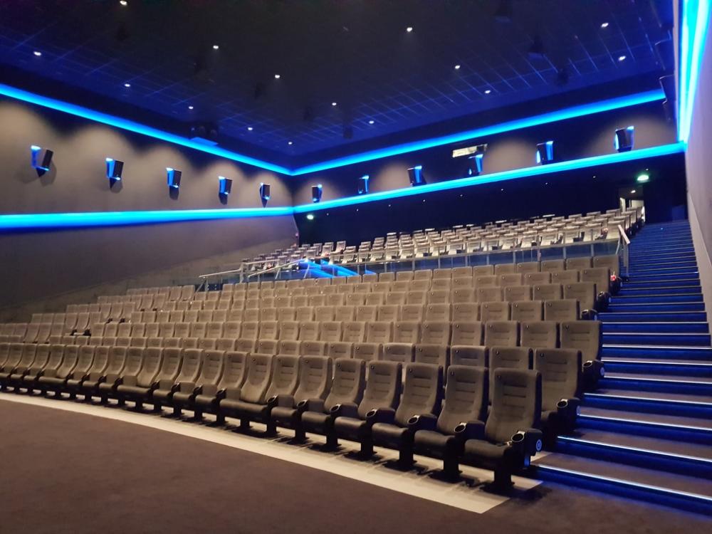 montaža stolica za kino u Cineplexx IMAX