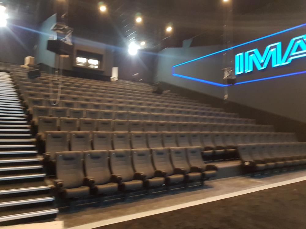 montaža stolica za kino u Cineplexx IMAX